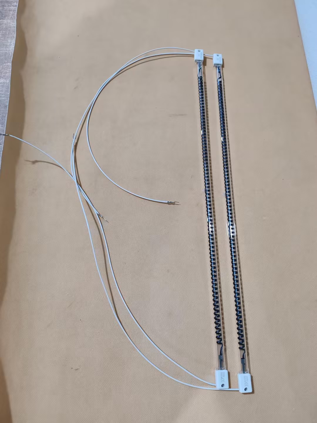 Ohřívací lampa z uhlíkových vláken ve tvaru písmene M